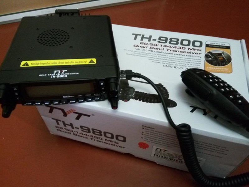 4. TYT TH9800 — мощная автомобильная радиостанция работающая в четырех диапазонах: 27 MHz, 50 MHz, 144 MHz, 430 MHz ( работает на СиБи частотах, в УКВ диапазонах, а также позволяет слушать авиадиапазон)