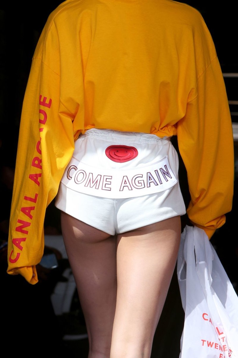 И наконец, модель продемонстрировала белые сексуальные шорты с надписью «Приходите снова»