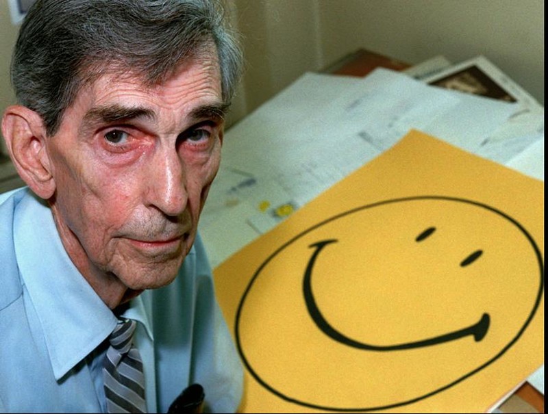 4. Смайлик в знакомом нам всем виде - желтый круг с глазками-черточками и улыбкой - был придуман в 1963 году коммерческим художником Харви Боллом. За свою работу он получил 45 долларов (350 долларов в нынешнем эквиваленте).
