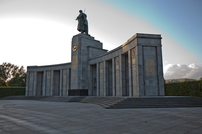 Воин-освободитель,Мемориал павшим советским воинам !!