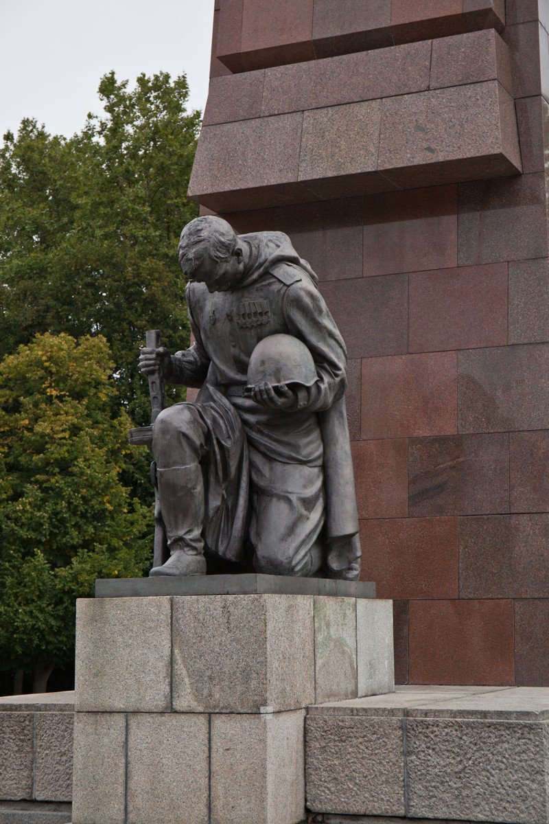 Памятник войну с ребенком в берлине фото