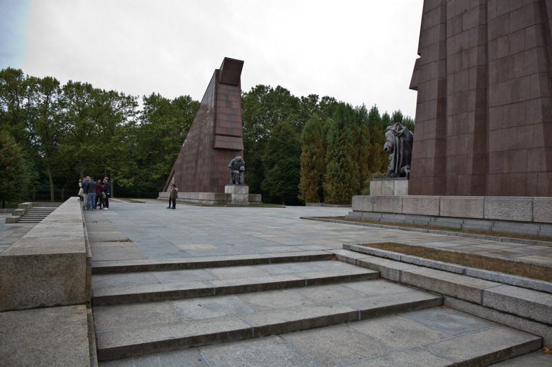 Воин-освободитель,Мемориал павшим советским воинам !!