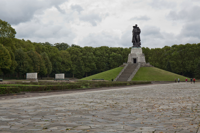 Воин-освободитель,Мемориал павшим советским воинам !!
