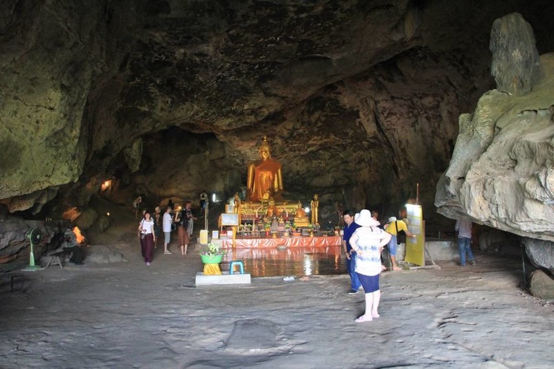 Пещера Будды (Tham Crasea). Входит примерно в половину программ. Внутри пещеры находится статуя Будды, Там же сможете увидеть рельс с табличкой. До этого уровня в 1974 году поднимался уровень реки Квай.