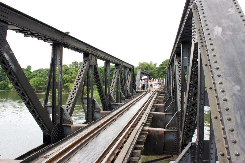 Сам мост через реку Квай был построен в 1943 году. Он являлся частью железной дороги, соединившей город Канчанабури и японскую военную базу в Бирме Thanbyuzayat.