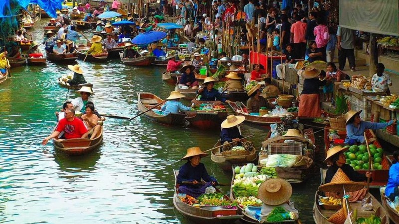 Плавучий рынок и деревня на воде. Вам предстоит прокатиться по каналам на тайских лодках. Это целая деревня с жилыми домами на воде. Своеобразная Венеция, только с тайским уклоном.
