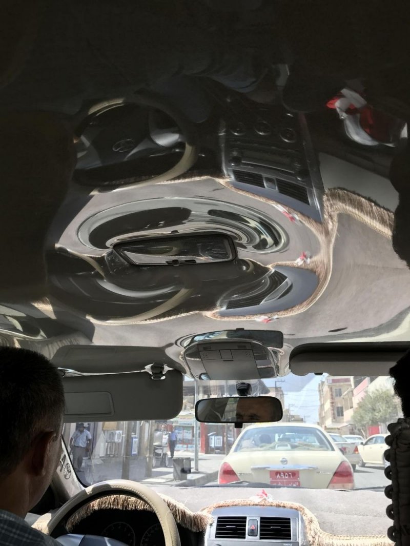 Таксист из Багдада обтянул салон автомобиля защитной пленкой