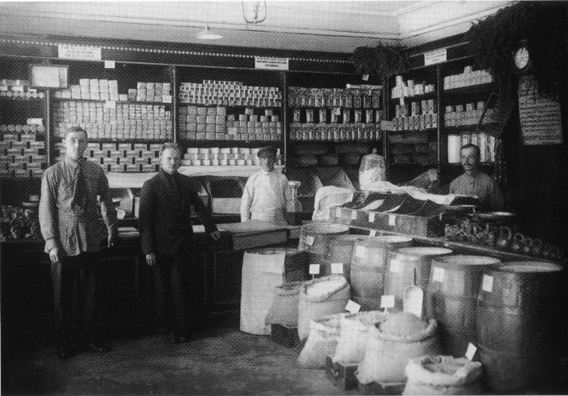 Члены кооператива потребителей на день кооперативов, 1924.
