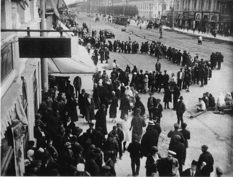 Очередь за водкой до магазина "Главспирт", 1925.