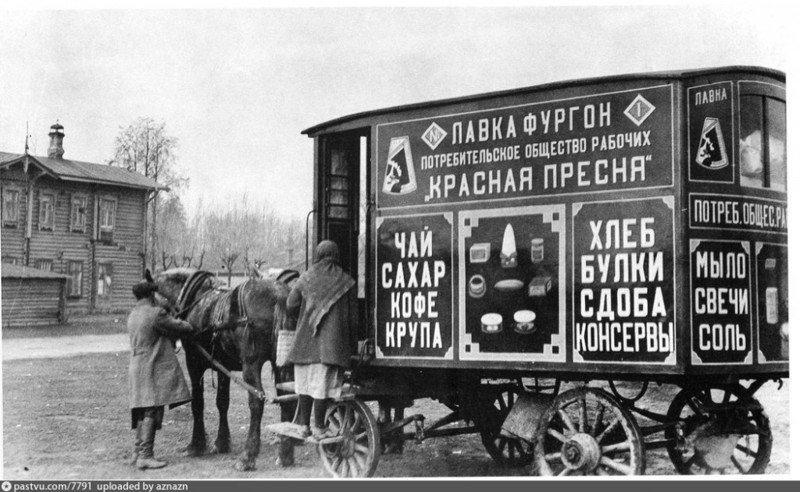 Лавка-фургон в Вятском переулке. 