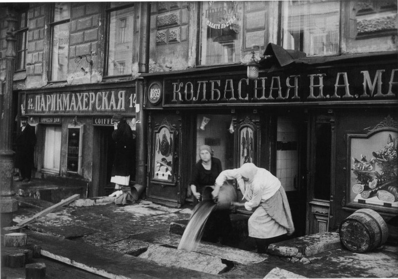 Работницы магазинов вычерпывают воду из торговых залов после наводнения. Ленинград. 1924.
