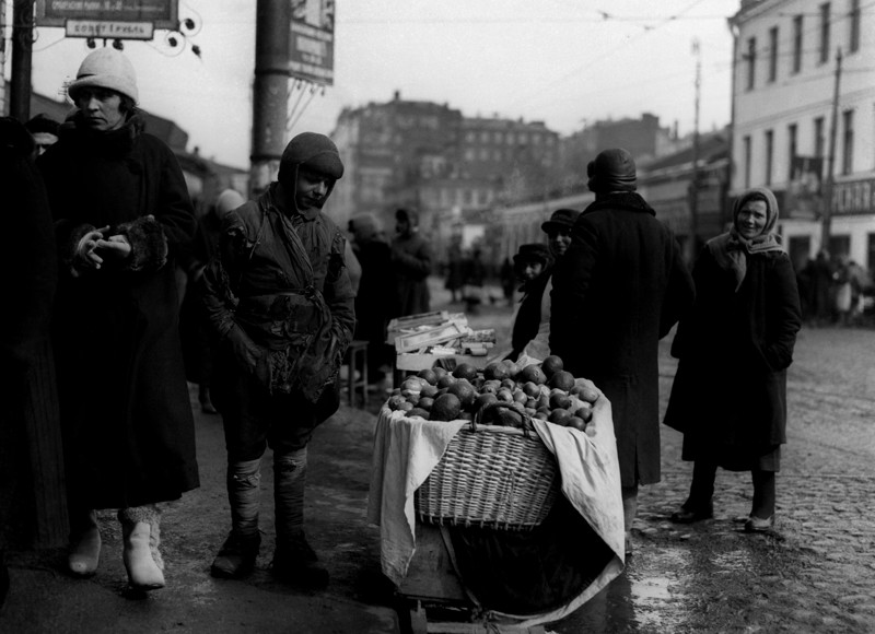 Москва, 1920-е. Беспризорник в рядах уличных торговцев.