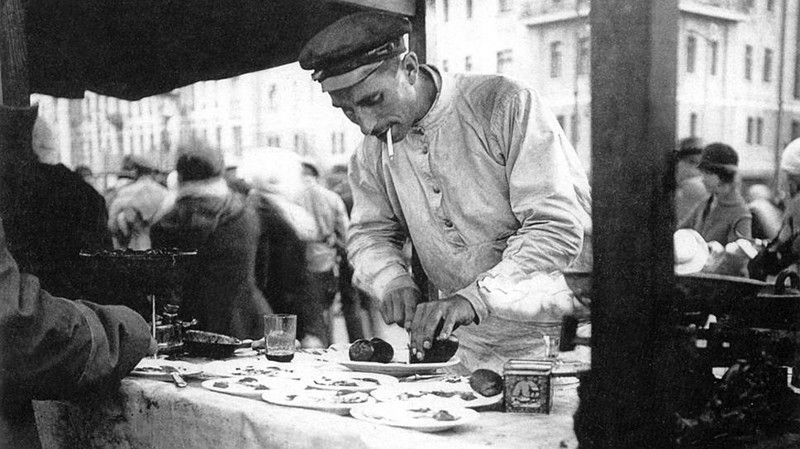 Торговец на Сухаревском рынке. Москва. 1920‑е.