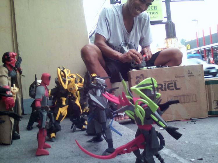 Филиппинец собственными руками создаёт игрушечные фигурки из старых вьетнамок