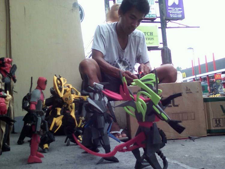 Филиппинец собственными руками создаёт игрушечные фигурки из старых вьетнамок