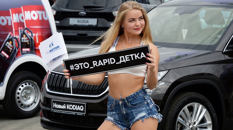 Симпатичные девушки с автовыставки во Владивостоке
