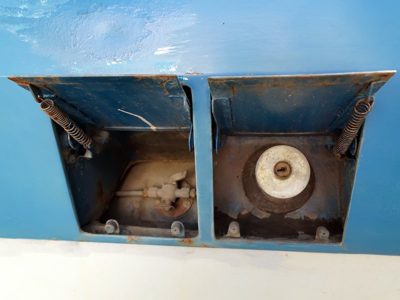 Лючки топливного бака и переключателя между баками на левом борту.