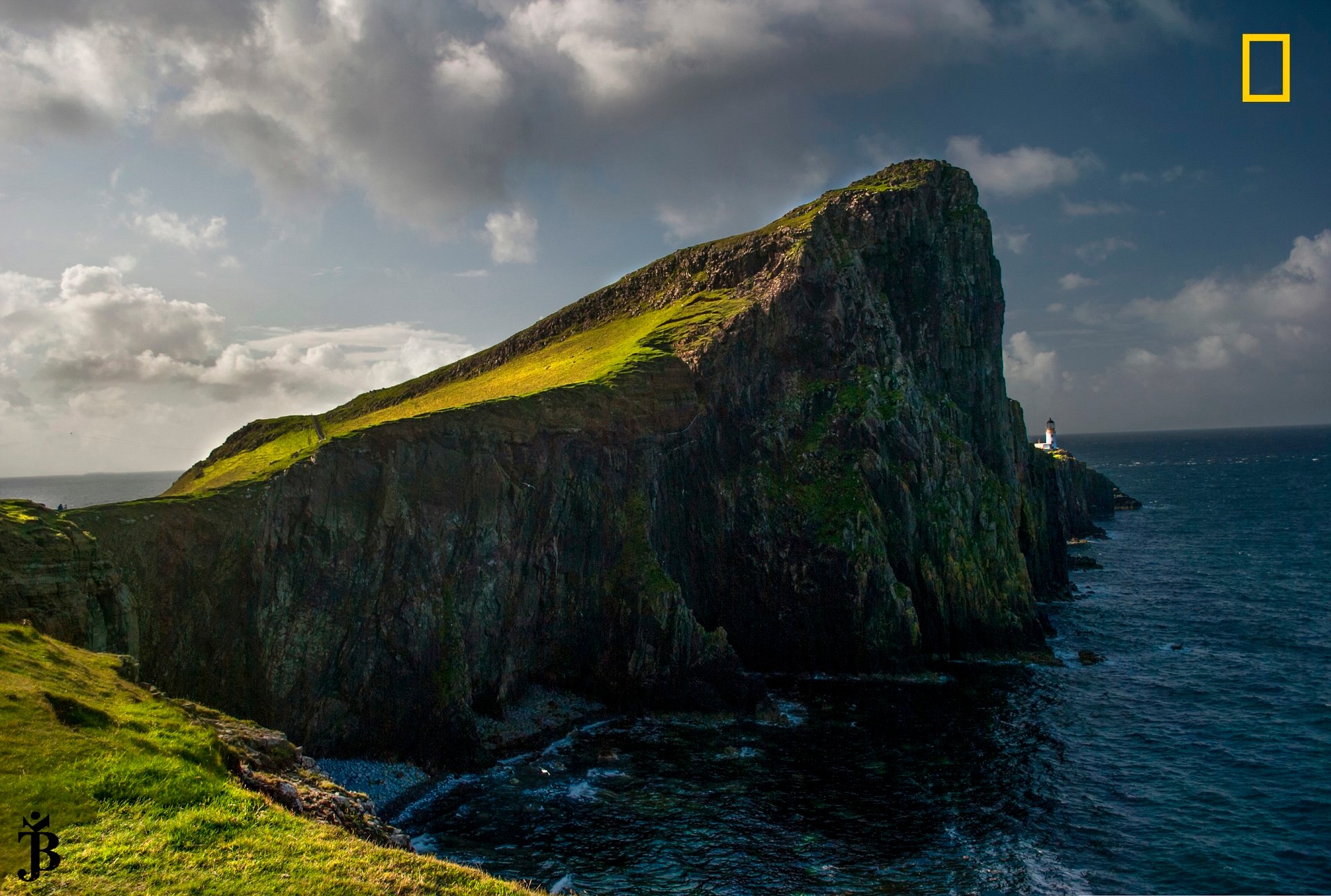 Маяк Нейст-Пойнт на острове Скай в Шотландии