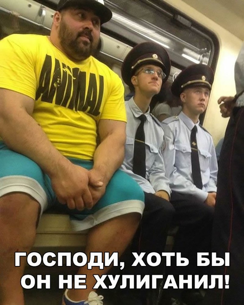 Андрей Маланичев в метро с полицейскими