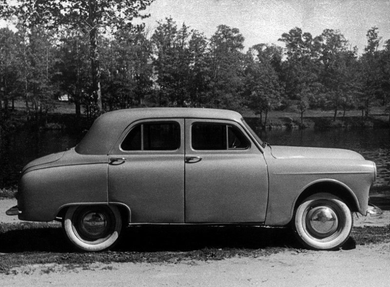 Автомобиль незнакомой марки — первый макетный образец «Москвича-402-425» 1951 года, совсем непохожий на будущую серийную машину. Он же — первый обладатель забытого ныне двигателя «Москвич-403».