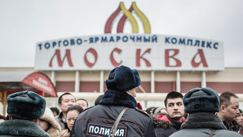 У ТЦ "Москва" предотвратили массовую драку мигрантов, задержаны до 250 человек