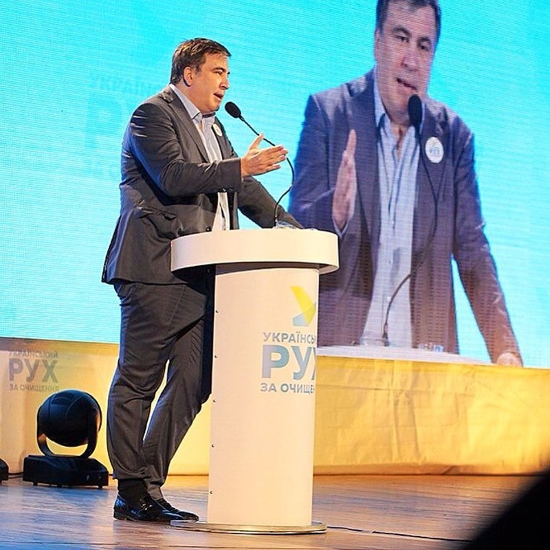 Саакашвили заправил брюки в носки и вышел на трибуну 
