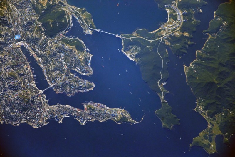 #Владивосток - жемчужина приморского края. С МКС видны даже знаменитые мосты Владивостока. Это два самых больших вантовых моста в России 