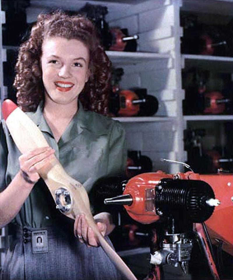 3. 19-летняя Мэрилин Монро, когда она была еще Нормой Джин, работает на фабрике, 1945 год