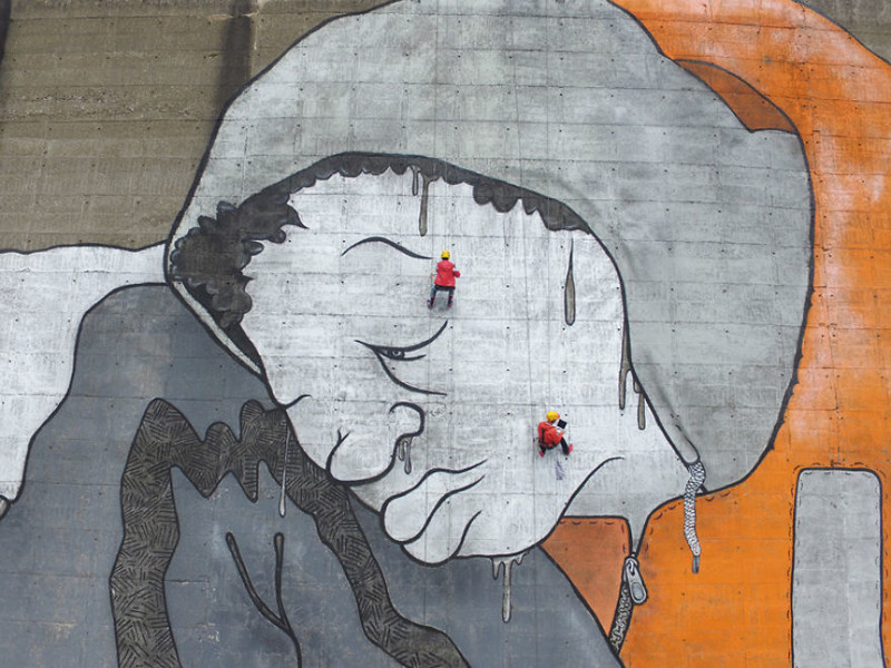 Огромный стрит-арт со смыслом: французские художники нарисовали беженца на плотине
