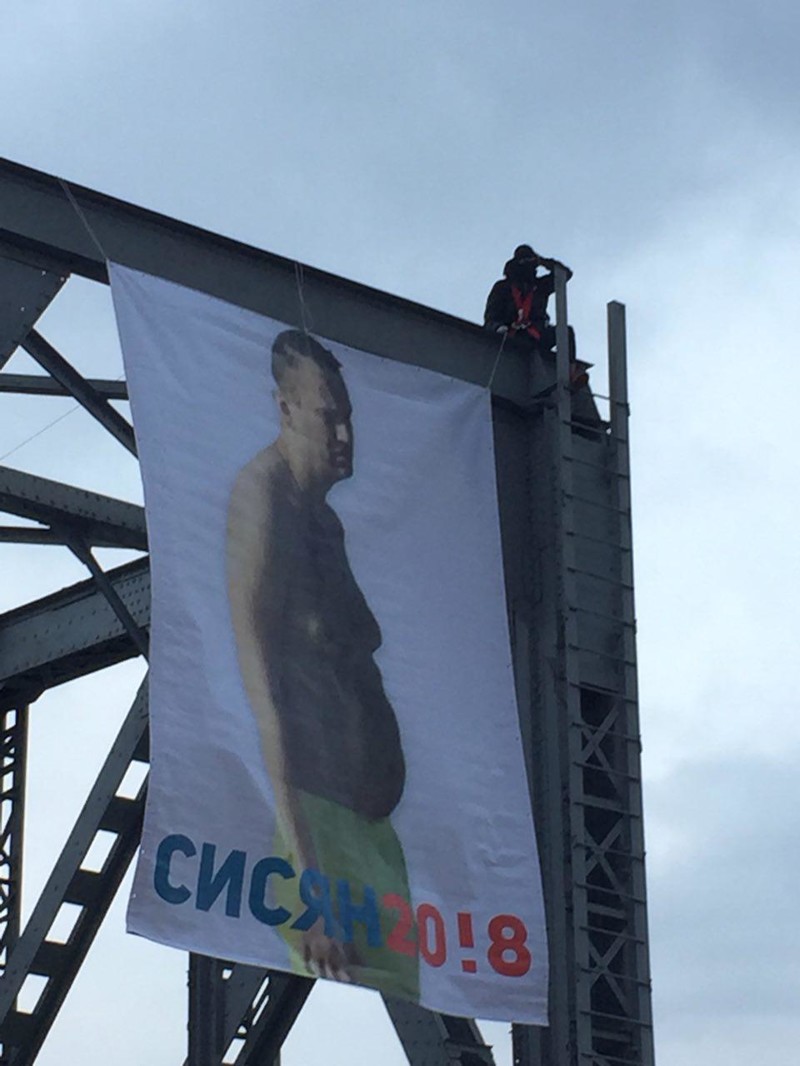 Велик телом, да мал делом: Навального высмеяли в Новосибирске