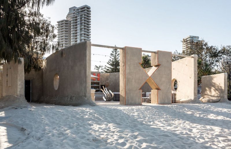 В Австралии построили первый в мире хостел из песка