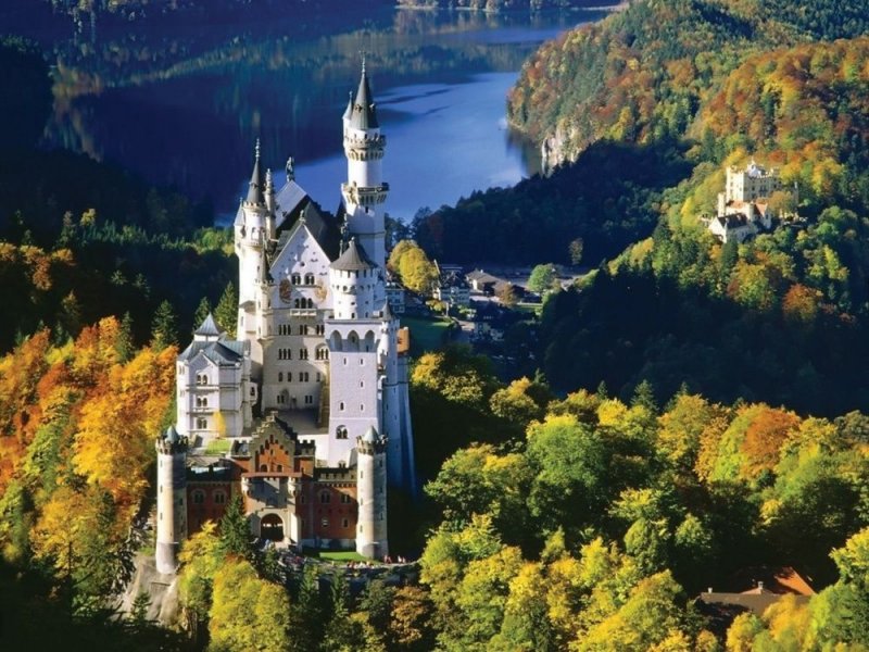Если планируете посетить Баварию осенью, то рекомендуем посетить замок Нойшванштайн.