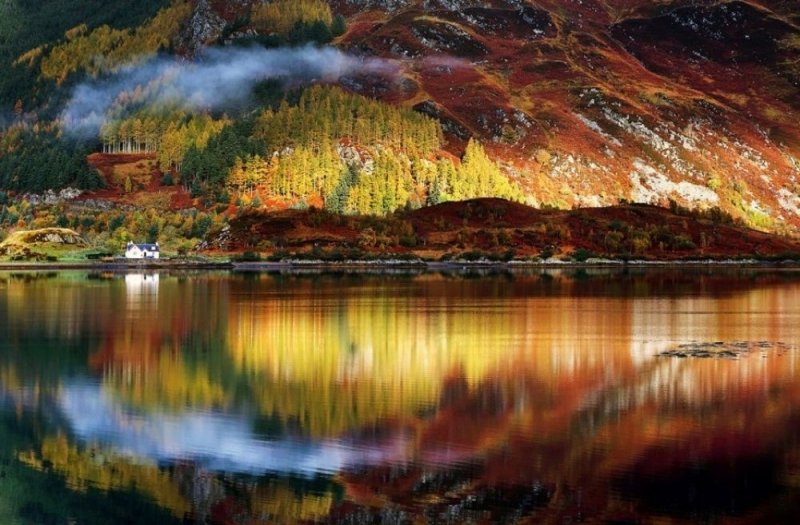 Шотландия. Несмотря на интенсивность осадков, Шотландия прекрасна осенью. Если не хотите сильно намокнуть, рекомендуем посетить южные районы.