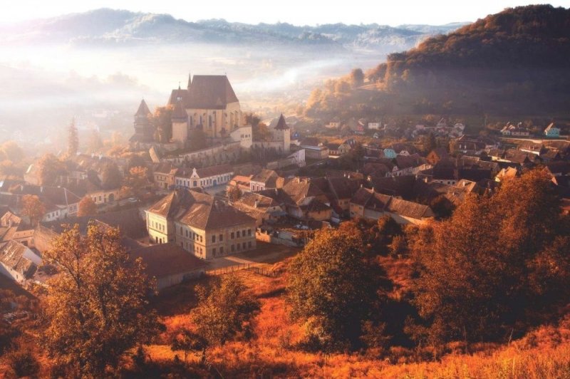 Бьертан, Трансильвания. Посетить родину графа Дракулы лучше всего осенью. Вид на окрестности будет потрясающий.