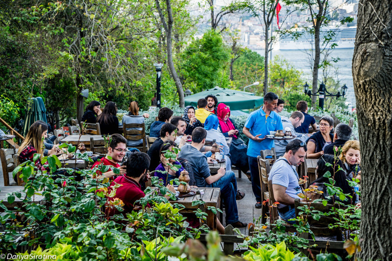 15. Вот так выглядит чайный сад, один из самых живописных в Стамбуле, расположенный в парке Гюльхане, с панорамным видом на Босфор и Золотой Рог.