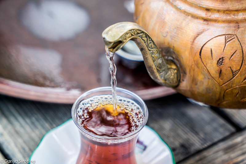 11. Турецкий чай - отдельный ритуал, а не сопровождение десерта, как многие привыкли. Подается в таких стаканчиках-тюльпанах.