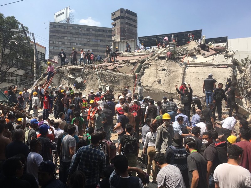Несмотря на хаос, жители Мехико вместе организованно спасали пострадавших из-под обломков