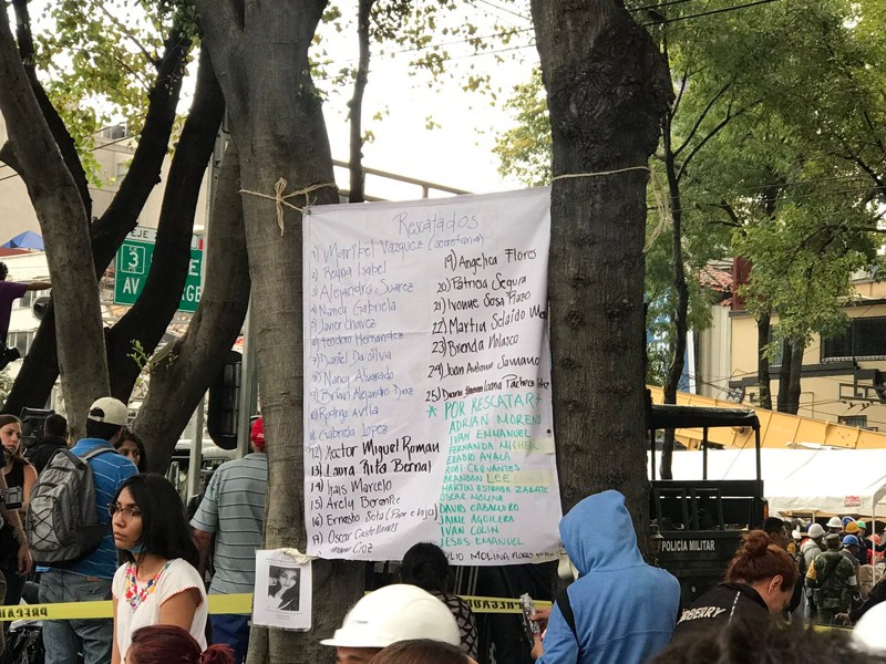 На улицах развешивают списки спасенных людей