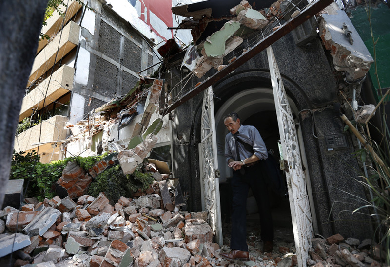Мужчина спасся, стоя под аркой во время землетрясения