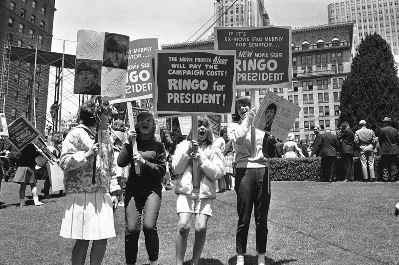  "Ринго Старра - в президенты!" Фанатки устроили небольшой митинг, Сан-Франциско, 1964
