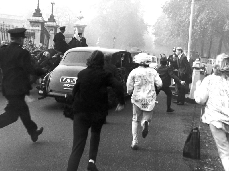 Фанаты бегут за машиной The Beatles, Лондон, 1965