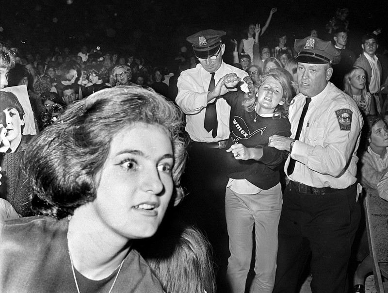 Полиция уводит безумных фанаток с концерта в 1964
