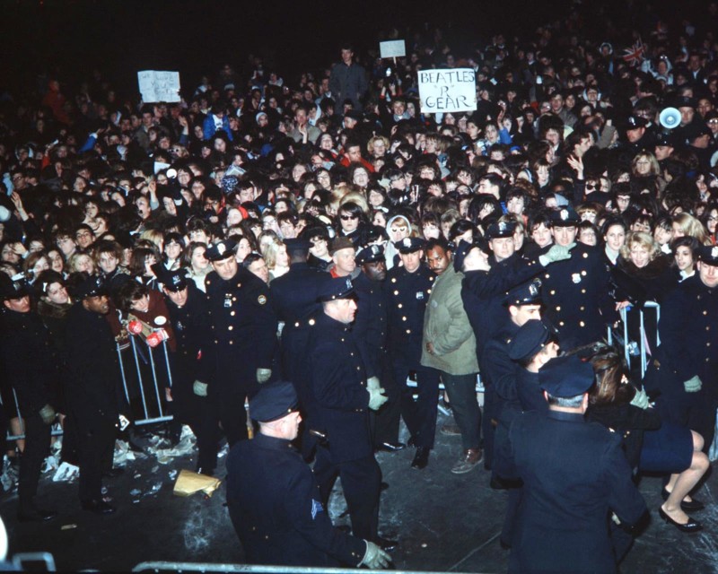 Толпа поклонников встречает группу в 1964