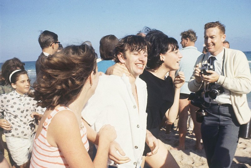 Поклонницы "схватили" барабанщика Ринго Старра на пляже Майями, 1964