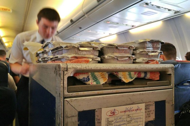 Что происходит с самолетной едой, которую не съели?
