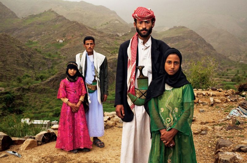 На фото: Йемен. Тахани, девочка в розовом, вышла замуж в 6 лет, ее мужу было 25