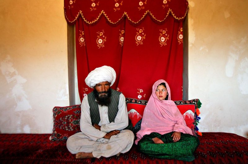 Афганистан. 40-летний Фаиз Мохаммед и 11-летняя Гулам Хидер в ее родительском доме накануне свадьбы в селении Дамарда