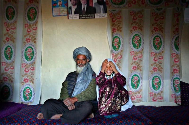 Селение Дамарда, 2005 год. Гулам Хедер 11 лет, она мечтала окончить школу и стать учительницей, но девочку выдали замуж за 40-летнего Фаиза Мохаммеда
