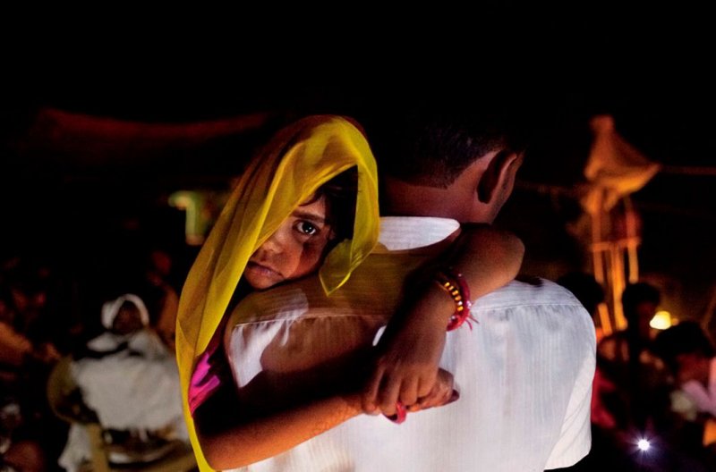 Раджани 5 лет, ее несут на свадебную церемонию ночью, потому что в Индии подобные браки считаются незаконными. Ночные церемонии становятся общей тайной в деревне