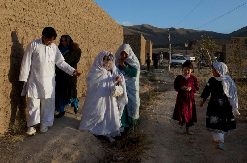 Провинция Бамиян, 2010 год. Жених с невестой следуют на свадебную церемонию. Афганистан — бедная страна, в которой дочери часто служат валютой для погашения долгов